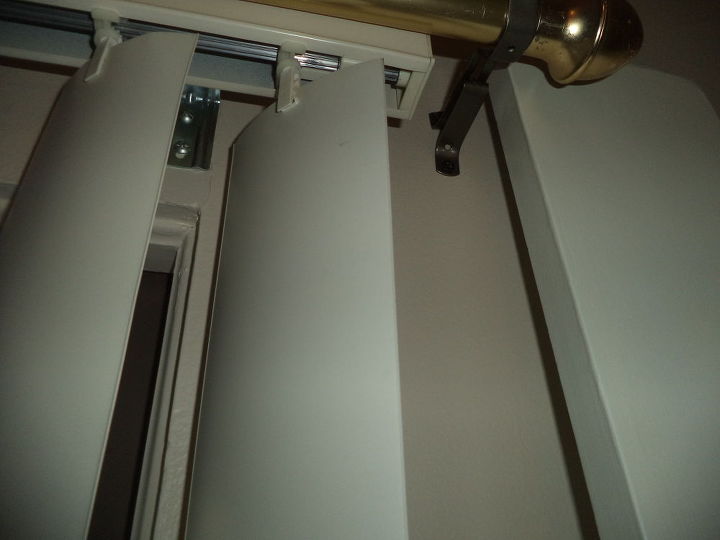 how to temporary repair your vertical blinds with a flat head screwdri