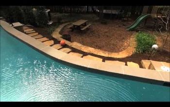 Patio de piedra natural junto a la piscina y zona de estar al aire libre. (Edición Drone)