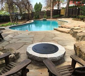 patio de piedra natural junto a la piscina y zona de estar al aire libre edicin