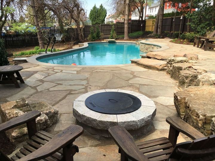 ptio de pedra natural junto piscina e rea de estar ao ar livre edio drone