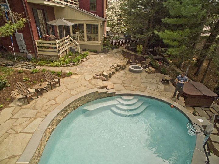 ptio de pedra natural junto piscina e rea de estar ao ar livre edio drone