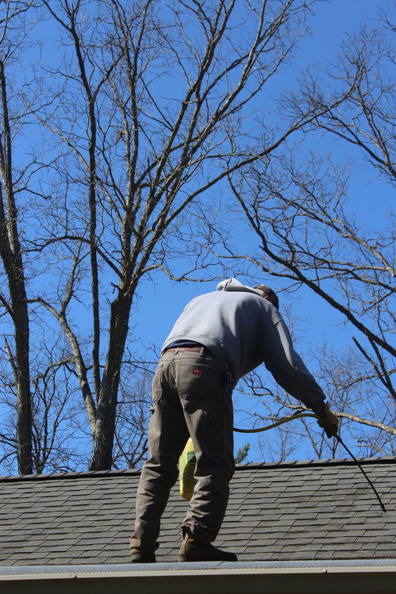 q tiras de zinc en el tejado para ayudar con el musgo del tejado funcionan, Pulverizaci n de Wet Forget en el techo para matar el musgo