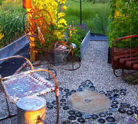 15 increbles ideas para el patio trasero con botellas de vino vacas, Entierra unas cuantas en tu jard n a modo de mosaico