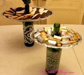 15 incredible backyard ideas using empty wine bottles, Display serving trays on the picnic table