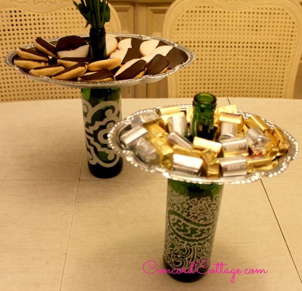 15 incredible backyard ideas using empty wine bottles, Display serving trays on the picnic table