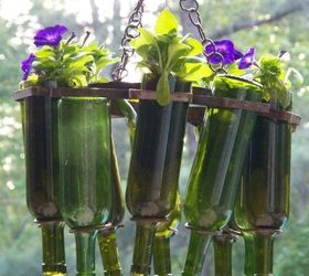 15 increbles ideas para el patio trasero con botellas de vino vacas, Utiliza unas cuantas botellas como candelabro de maceta