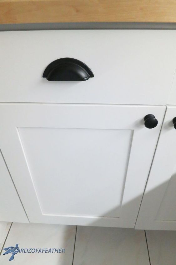 a puerta cerrada dispensador de pestanas para el lavavajillas easy, Cu lgalo en la parte trasera de la puerta con el mismo tornillo que el pomo