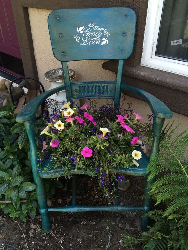 15 maneiras malucas de usar mveis antigos em seu canteiro de flores, Cadeira de venda de quintal de 1 00 transformada em arte de quintal fabulosa