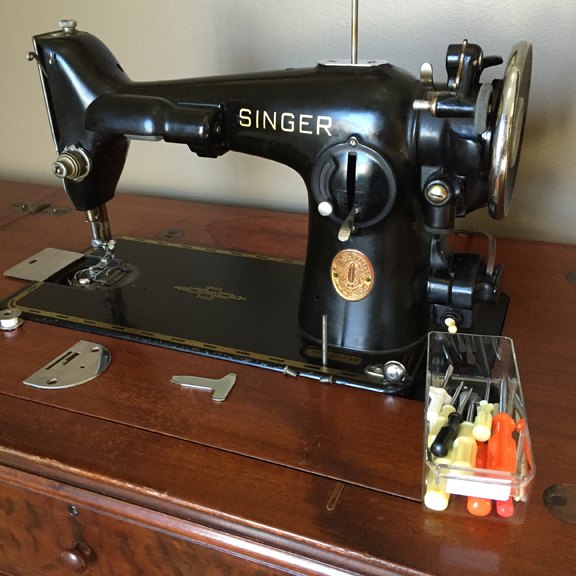 restauracin de una mquina de coser antigua, Desmontando la m quina para limpiarla e inspeccionarla
