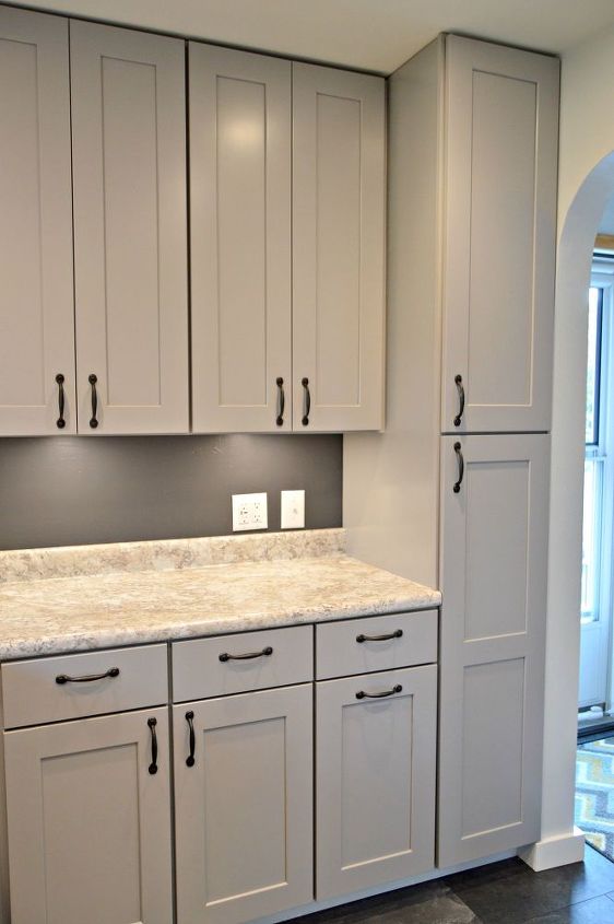 remodelacion de la cocina con gabinetes grises