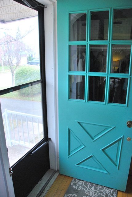 11 trucos rpidos para poner en forma el exterior de tu casa, Una puerta delantera turquesa de bricolaje