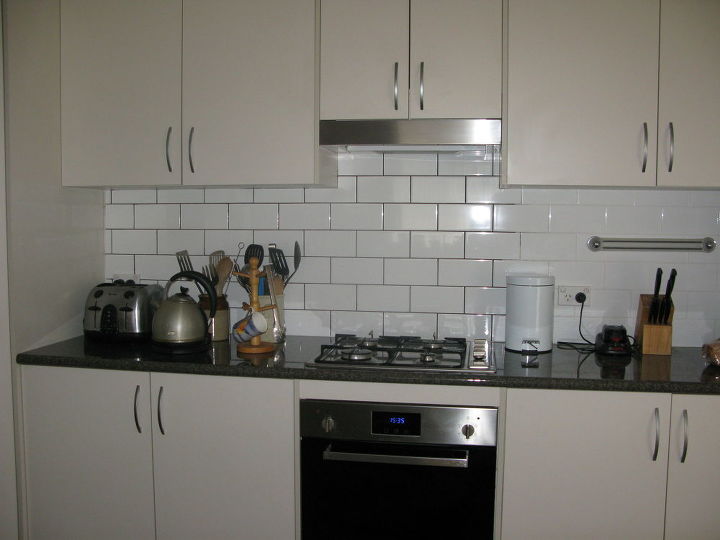 atualize os azulejos da minha cozinha por quinze dlares, Parcialmente feito veja o rejunte branco ainda