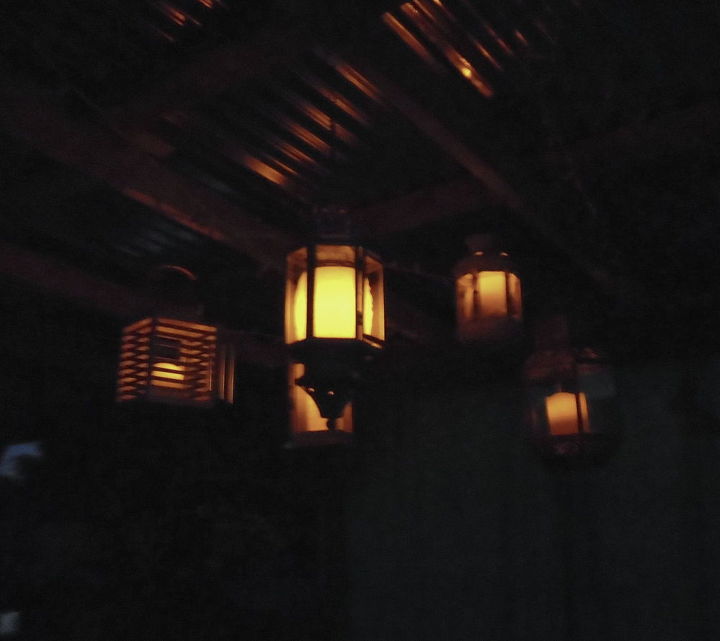 vamos pendurar lanternas na varanda dos fundos e precisamos de alguns conselhos, Com as luzes coloridas apagadas
