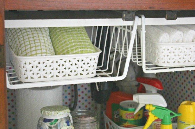 los 15 trucos de almacenamiento ms inteligentes para debajo de tu fregadero, Cuelgue cestas para el almacenamiento vertical