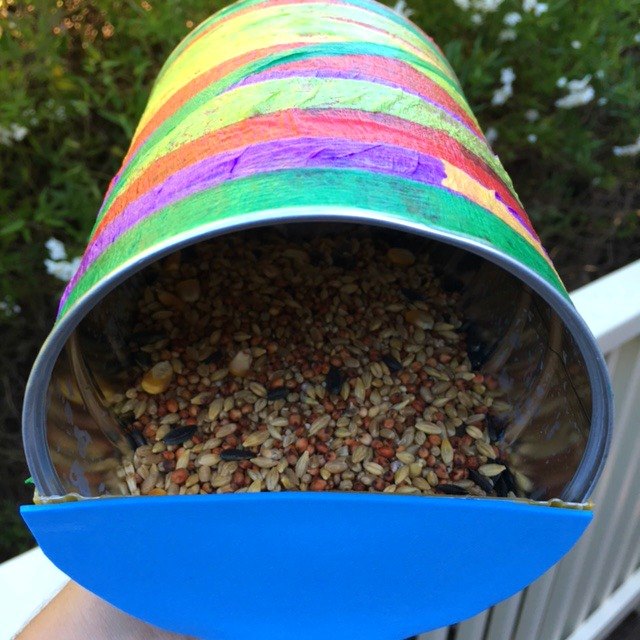 alimentador de pssaros de lata reciclada
