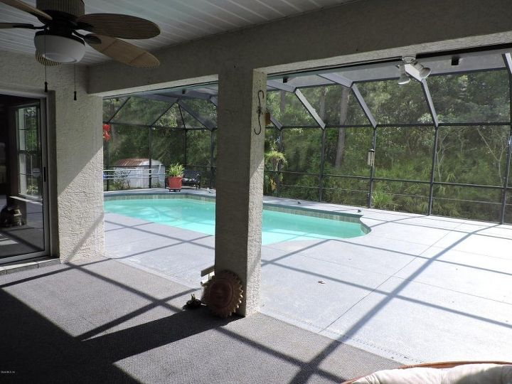 se vera bien poner una cocina al aire libre bajo la piscina con pantalla