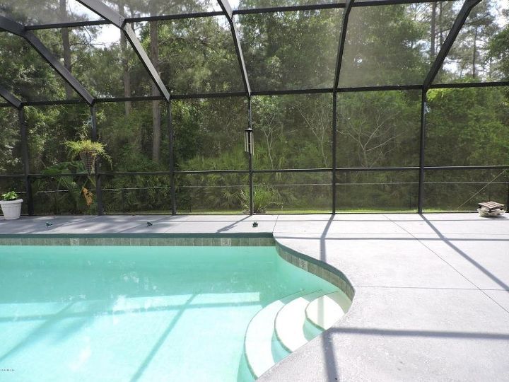 se vera bien poner una cocina al aire libre bajo la piscina con pantalla