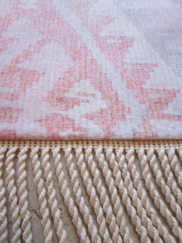 9 formas rpidas de conseguir la alfombra de tus sueos con poco dinero, Cambia una tela colorida por un aspecto m s apagado