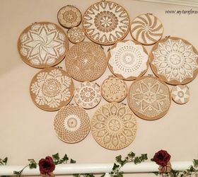 Collage de pared de blondas vintage de ganchillo sobre aros de bordado