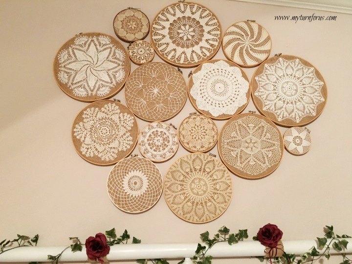 colagem de parede de guardanapos de croch vintage sobre aros de bordado