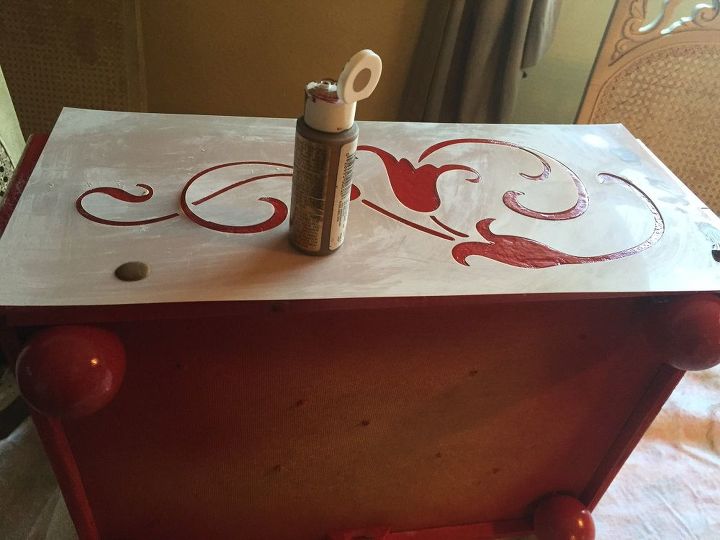caixa abandonada transformada em um lindo vaso de flores usando um estncil