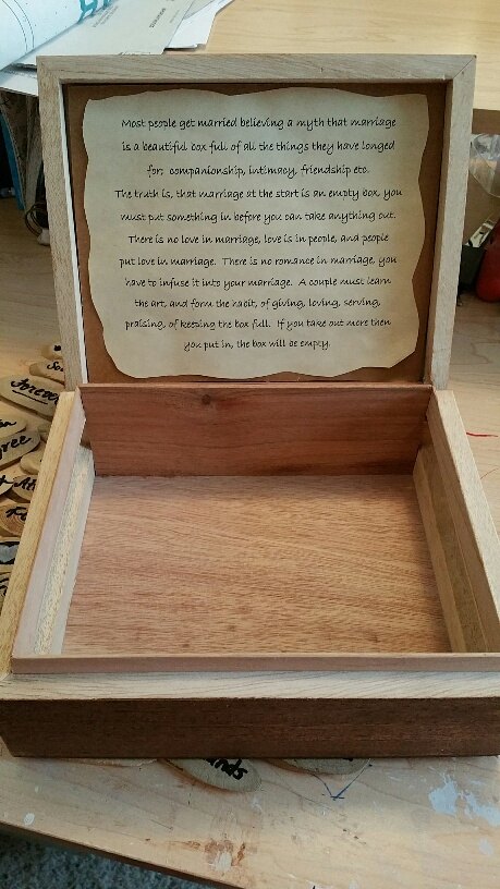 caja de matrimonio hecha con una caja de puros