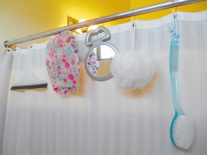13 sorprendentes usos de las anillas de las cortinas, Guarda todos los utensilios de la ducha a mano