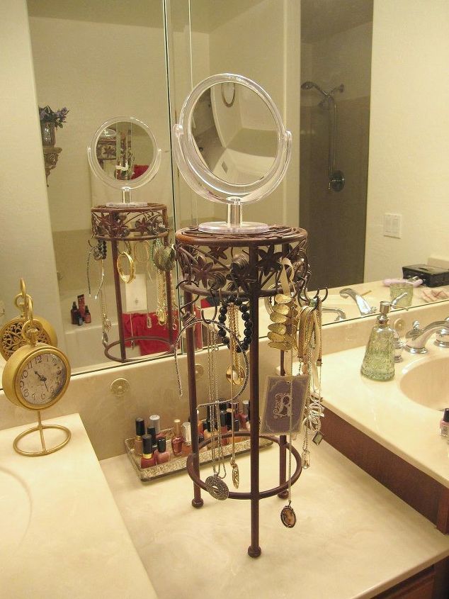 13 surprising uses for curtain rings, Organize accessories on a wire frame