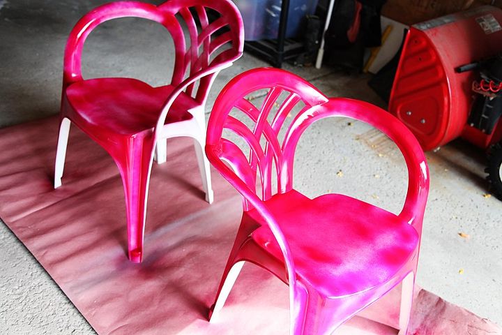 30 impresionantes ideas de sillas para el patio que debes probar ahora mismo, Deja la parte trasera blanca para darles un estilo bicolor