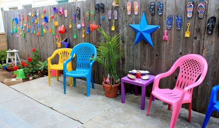 30 impresionantes ideas de sillas para el patio que debes probar ahora mismo, Convierte las sillas desparejadas en un conjunto con color