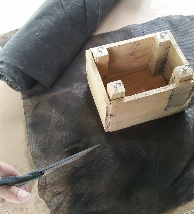 plantador de madeira de palete pequeno pendurado diy, Corta o forro para um acabamento profissional