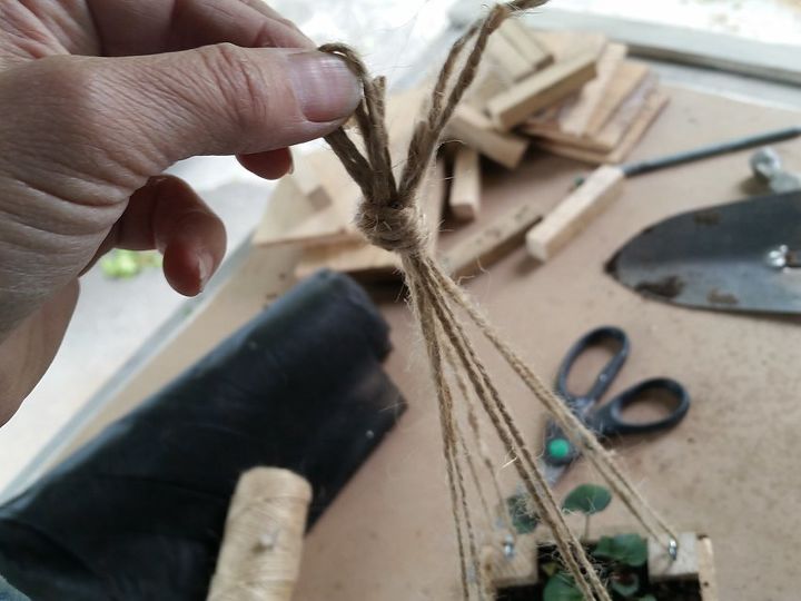 plantador de madeira de palete pequeno pendurado diy, Amarre as cordas em um n para fazer um gancho
