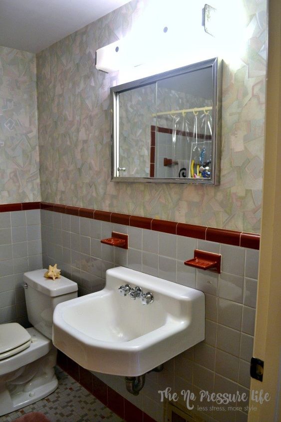 banheiro infantil antes e depois iluminando um espao pequeno e sem janelas, Ah o azulejo dos anos 60 encontra o papel de parede dos anos 80 Elegante