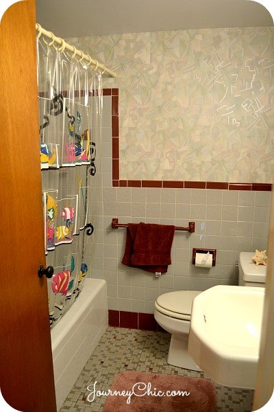 banheiro infantil antes e depois iluminando um espao pequeno e sem janelas, Banheiro oblongo joelhos quase tocam a banheira