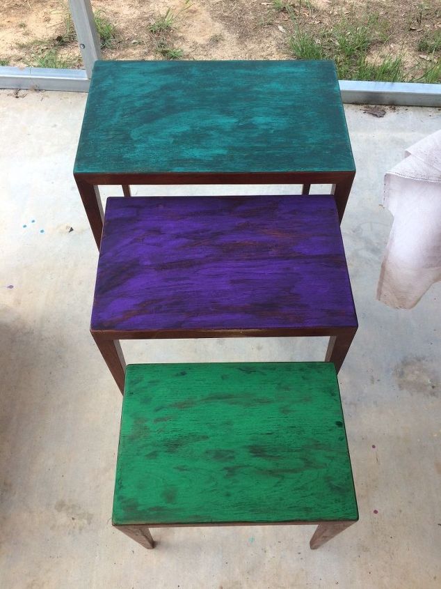 conjunto de mesa de nidificao colorida com unicrnio spit, As mesas com o SPiT em cima