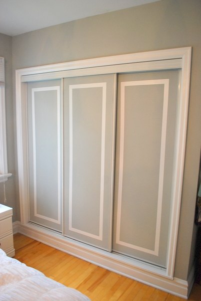 13 trucos de belleza para tu armario abarrotado, Viste tus puertas sencillas con un truco de pintura