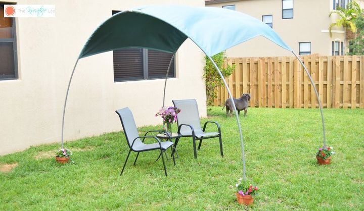 17 trucos realmente tiles para preparar tu patio para el verano, Utiliza tubos de PVC en las jardineras para dar sombra al instante