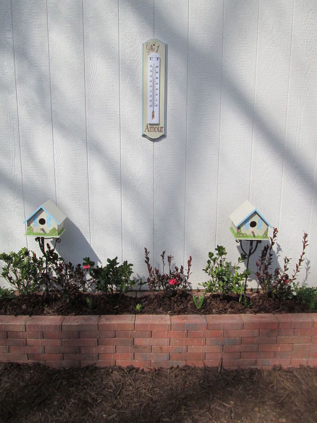 17 trucos realmente tiles para preparar tu patio para el verano, Apila ladrillos en largas jardineras de bajo presupuesto