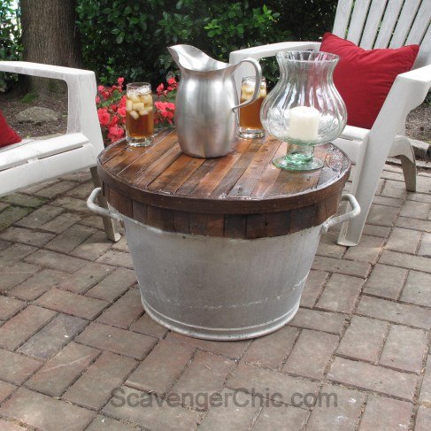 17 trucos realmente tiles para preparar tu patio para el verano, Haz una peque a mesa con un cubo met lico grande