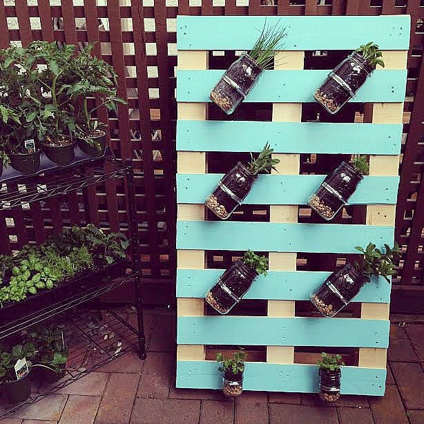 17 trucos realmente tiles para preparar tu patio para el verano, Planta hierbas junto a un carrito de bebidas para aromatizarlas