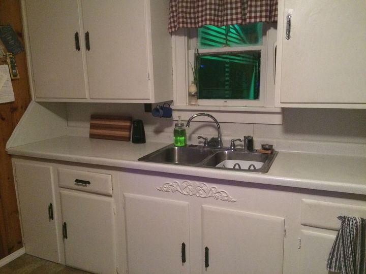 la cocina necesita una actualizacin, Todo es blanco puro aqu con paredes de pino nudoso en todas las dem s habitaciones
