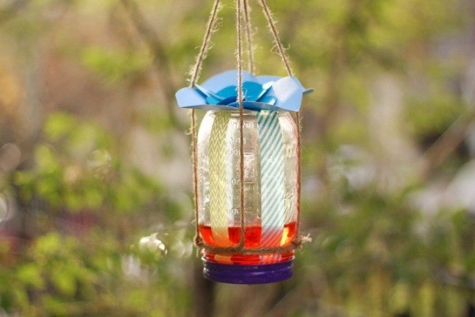 10 increbles maneras de atraer a los colibres a tu jardn, Crea un comedero con un tarro de cristal y una esponja