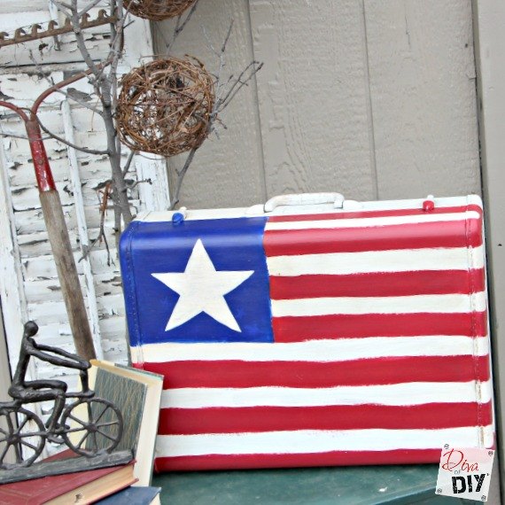 5 decoraciones fciles y rpidas para el 4 de julio, Decoraci n de la bandera americana con una maleta vintage reciclada