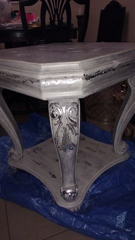 mesa de canto em folha de prata falsa caiada de branco
