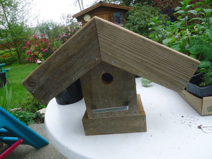 construo de uma casa de passarinho no telhado verde