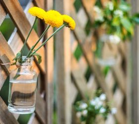 13 maneras de conseguir privacidad en el patio trasero sin una valla, Decora los paneles de celos a con peque os jarrones de capullos