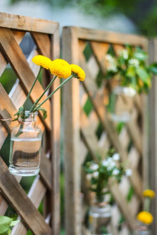 13 maneras de conseguir privacidad en el patio trasero sin una valla, Decora los paneles de celos a con peque os jarrones de capullos