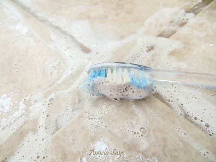 los 10 mejores trucos de reparacin rpida del hogar que todo propietario debe conocer, Limpie la lechada gruesa con un cepillo de dientes y Bon Ami