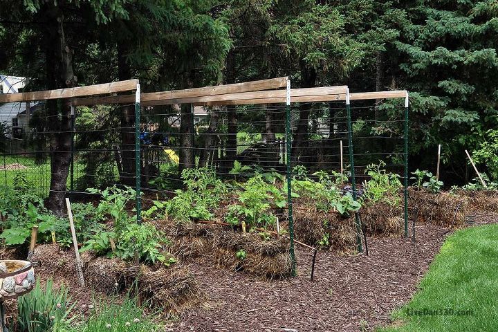 17 maneiras de construir uma linda trelia de jardim, Pontas de treli a de jardim de fardos de palha