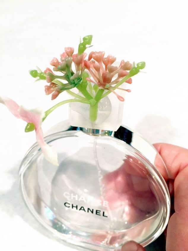 arreglos florales de botellas de perfume diy